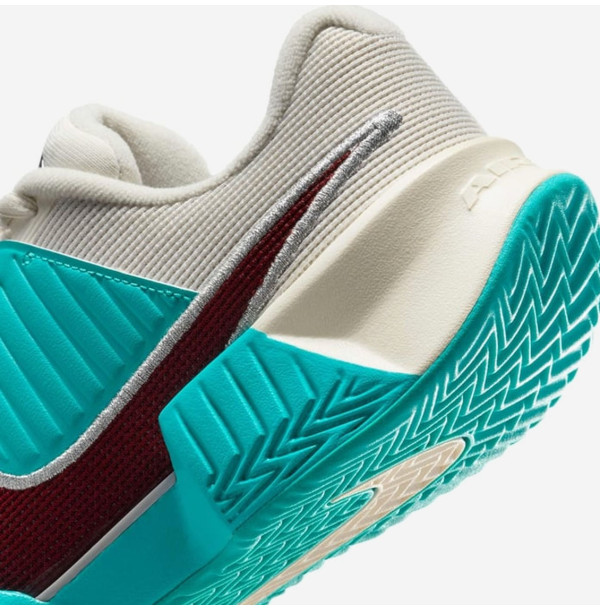 Теннисные кроссовки Nike GP Challenge Pro Premium Clay HJ6646-300